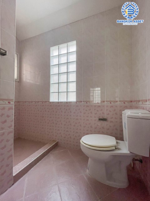 *****บ้านแฝดมือสอง ม.นันท์นรินทร์ นาวง-ดอนเมือง บ้านแฝดพร้อมอยู่ เนื้อที่ 35.5 ตร.ว. ฟังก์ชัน 3 ห้องนอน 3 ห้องน้ำ จอดรถได้ 2 คัน บนทำเลดีที่สุด ราคาคุ้มสุดในย่านนี้! เชื่อมต่อทุกการเดินทาง ใกล้สนามบินดอนเมือง ทางด่วน "อุตราภิมุข" และรถไฟฟ้าสายสีแดงเข้ม "สถานีหลักหก"